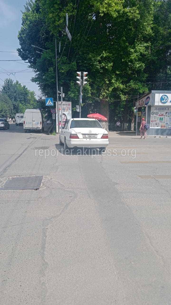 В Оше водитель припарковал свой «Мерседес» посреди дороги. Фото