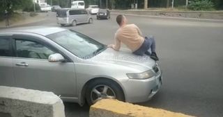 Водителя, провезшего мужчину на капоте машины, оштрафовали на 7500 сомов