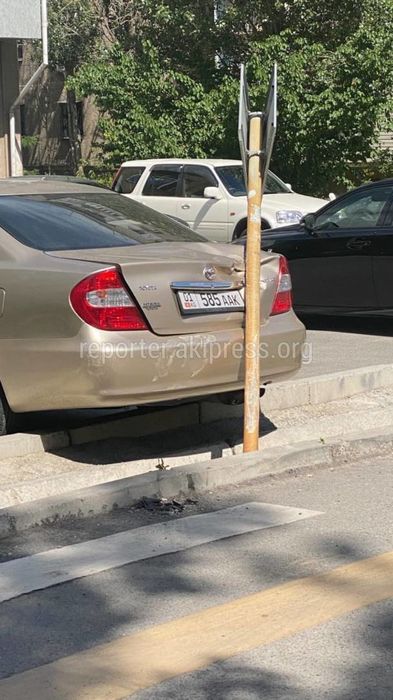 Дорожный знак упал на «Камри» и помял багажник. Фото