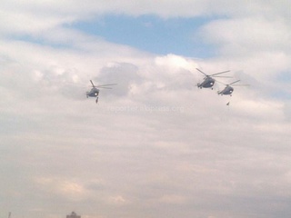 <b>Кыргызча:</b> Вертолеты над площадью Ала-Тоо в ходе репетиции парада ко Дню Победы <b><i>(фото,видео)</i></b>
