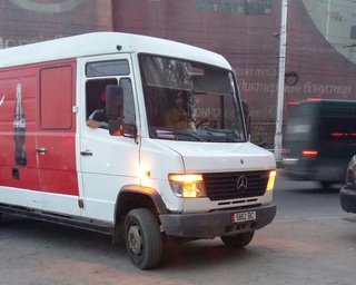 Автомобиль «Кока-Кола Бишкек Боттлерс» заехал на площадь, угрожая безопасности пешеходов, - читатель <b><i>(фото)</i></b>