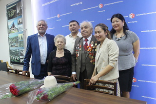 <b>90-летних участников ВОВ, по сей день работающих в Бишкекглавархитектуре, поздравили их коллеги</b> <b><i>(фото)</i></b>