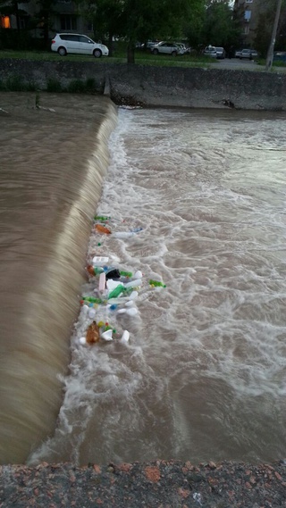 Кучи пластикового мусора в реке Ала-Арча, - читатель <b><i>(фото)</i></b>
