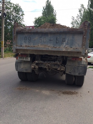 По ул. Исанова ехал грузовик, из которого на дорогу сыпался строительный мусор, - читатель <b><i>(фото)</i></b>