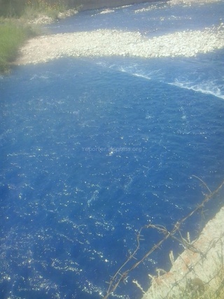 Вода в реке Ала-Арча стала неестественно синего цвета <b><i>(фото)</i></b>