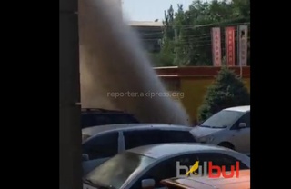 Посетитель магазина «Самсунг» во время прорыва трубы по ул.Ахунбаева: сотрудники спасали технику, в магазине не было аварийного выхода <b><i>(видео)</i></b>
