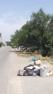 Второй день как не забирают мусор по ул. Буденого, - читатель <b><i>(фото)</i></b>