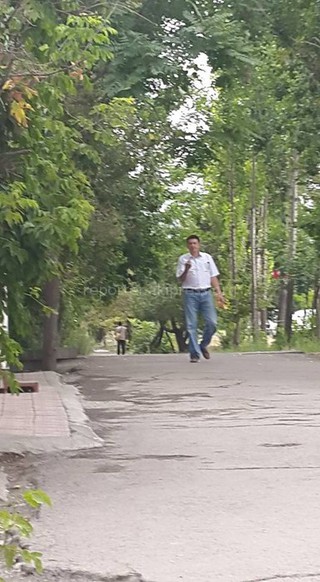 Бишкекте таштандыны туура эмес жерге таштаган адам, вице-мэрге ортоңку манжасын көрсөтүп басып кетти – окурман <b>(фото)</b>