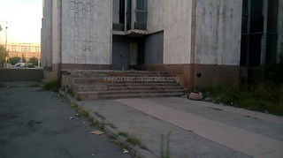 Территория Дворца бракосочетания в Бишкеке завалена мусором, - читатель <b><i>(фоторепортаж)</i></b>