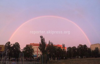 Читатель прислал фото радуги: «Спортивная площадка 5-й школы на Токтогула-Шопокова.»