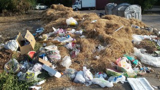 В 3 мкр. не убирают мусор,- житель <b><i>(фото)</i></b>