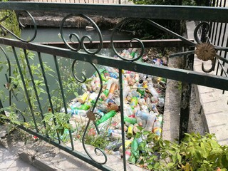 Канал возле ОшГу переполнен пластиковыми бутылками, почему никто не расчищает? - читатель <b><i>(фото)</i></b>