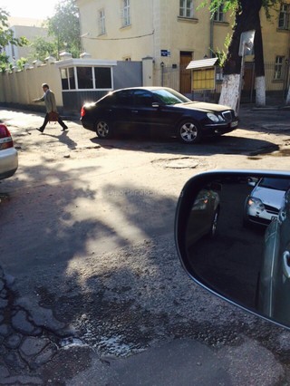 Водитель оставил машину на проезде, утром из-за этого образовалась пробка на персечении улиц Киевская-Тыныстанова <b>(фото)</b>