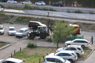 В Октябрьском районе при помощи трактора неаккуратно вывозят мусор, - горожанин <b><i>(фото)</i></b>