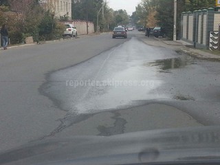 По автодороге улицы Жукеева-Пудовкина уже несколько месяцев течет вода, - читатель <b><i>(фото)</i></b>