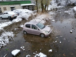 В Бишкеке машина упала в канал, водитель спит внутри, - очевидец <b><i>(фото)</i></b>