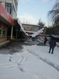 Снегопад разрушил «аллею зонтов» в Бишкеке, - читатель <b><i>(фото)</i></b>