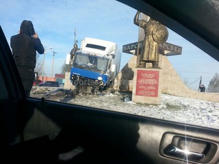В Оше в монументальный комплекс Барсбека въехал грузовик, - читатель <b><i>(фото)</i></b>