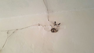 Оголенные провода в доме №95а по ул.А.Мамырова опасны для детей, а электрики не принимают это всё во внимание