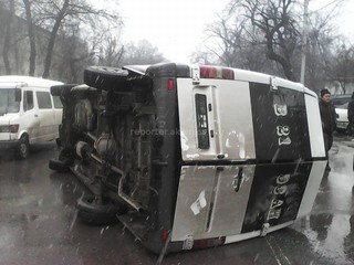 На пересечении улиц Киевская-К.Акиева маршрутка №148 столкнулась с джипом и упала на бок
