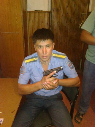 Пресс-служба ГУВД Бишкека провела служебное расследование по поводу фотографии сотрудника милиции с оружием