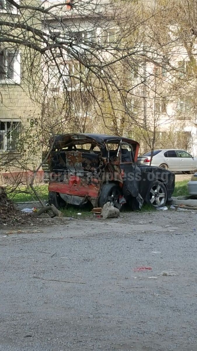 В одном из дворов Бишкека брошена машина, которая использовалась в съемках  фильма (фото)