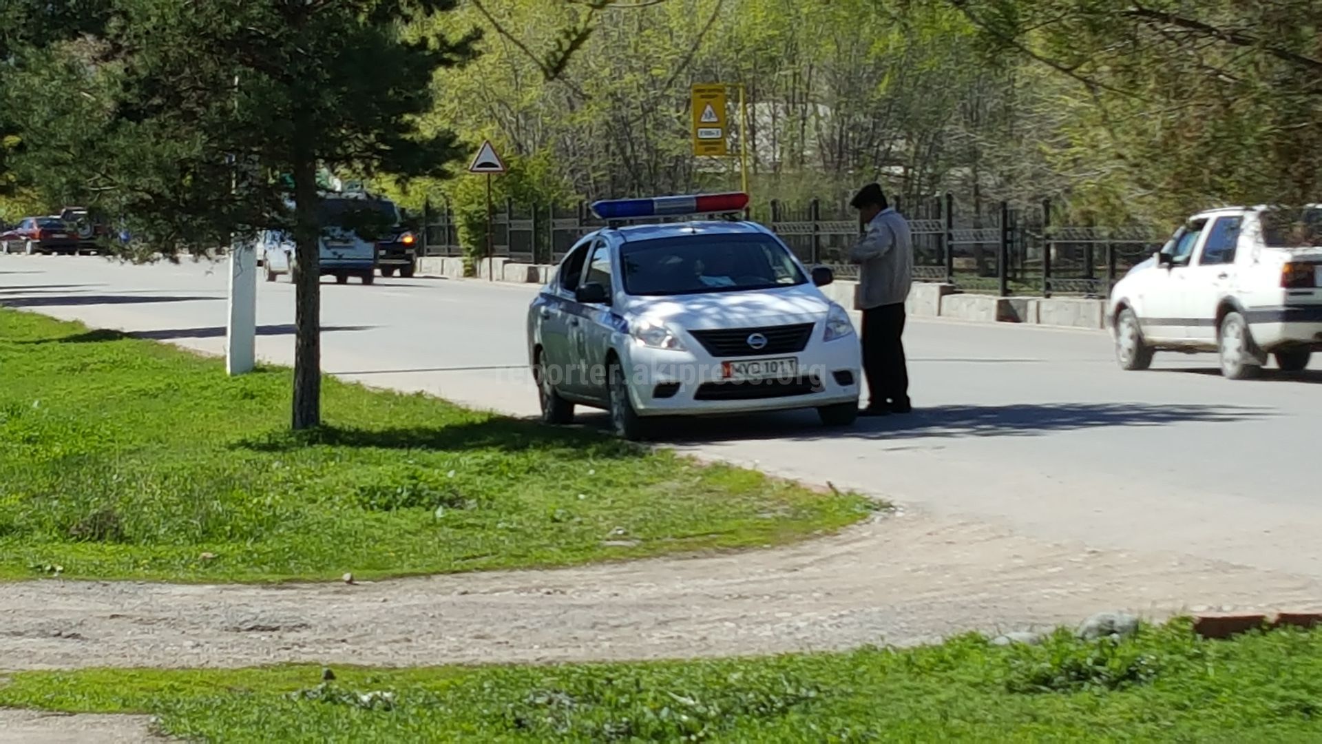 Почему сотрудники УПМ по городу Талас проверяют документы, не выходя из  машины, и не подходят к водителям? - читатель (фото)