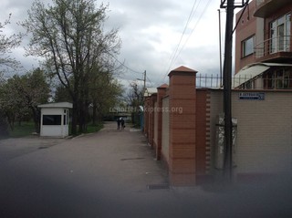 Часть парка по ул.Ахунбаева между улицами Бакаева и Жунусалиева превратили в парковку, - читатель (фото)