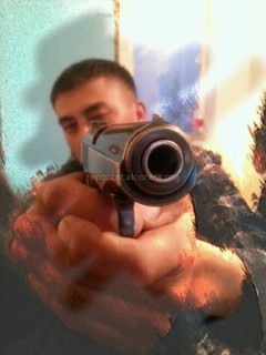 Сотрудники ПСН МВД КР по городу Балыкчы выкладывают в соцсети фото с оружием