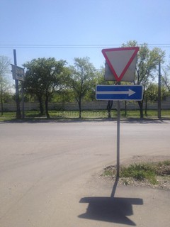 Читатель просит проверить дорожные знаки, установленные на выезде из супермаркета «Фрунзе» на ул.Горького (фото)