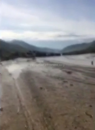 Видео — Селевые потоки в селе Бекжар Кара-Суйского района