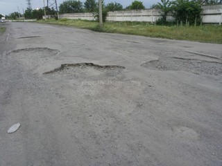 Читатель интересуется, сделают ли ремонт дороги по ул.Мичурина в Кара-Балте (фото)