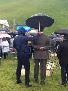 В соцсетях возмущены, что над прокурором Н.Сулайманкуловым зонт держит другой человек <i>(фото)</i>