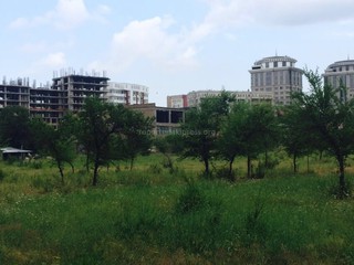 будущий парк на пересечении улий Байтик Баатыра — Токомбаева, со стороны ул.Токомбаева стоят кафе и рестораны