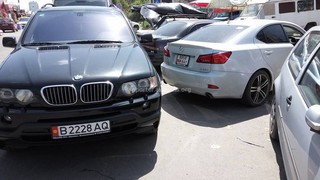 BMW X5 c госномером В 2228 AQ закрыл машину, не оставил номера телефона. Владельцу Lexus пришлось ждать его долго