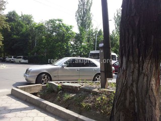 Припарковался прямо на пересечении улиц Московской и Раззакова