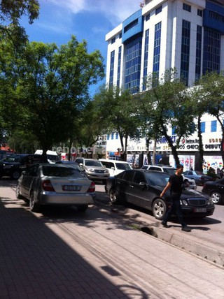 «Тротуар для парковки авто, а не для пешеходов».
По улице Абдрахманова в районе торгового центра «Vefa».