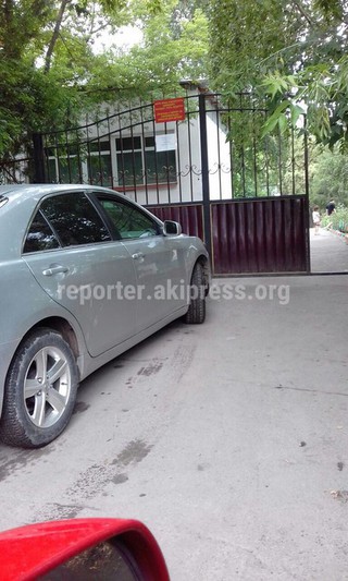 Авто с госномером В 9476 АW припарковался, закрыв вход в детсад на улице Тоголок Молдо