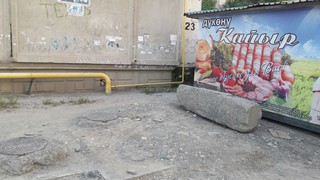 Во дворе дома №23 в мкр Тунгуч установлен павильон, который загородил газовые трубы, законно ли это? - читатель (фото)