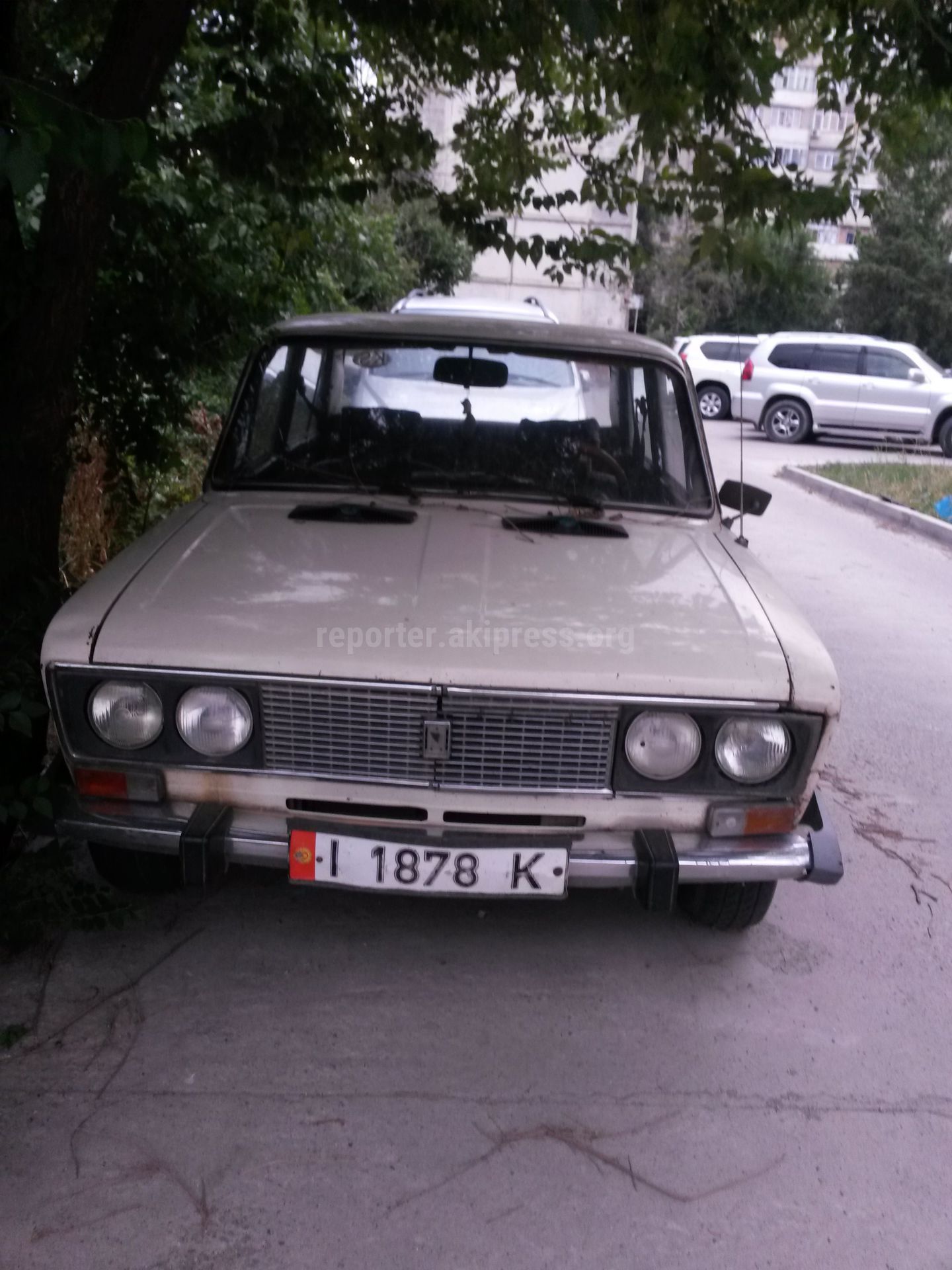 Во дворе дома в мкр Улан уже 3 месяц стоит подозрительное авто, - читатель  (фото)