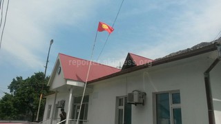 Порванный флаг в городе Кадамжай поменяли, - Управление юстиции Баткенской области