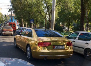 Автомашина глянцевого золотого цвета ездит в Бишкеке (фото)