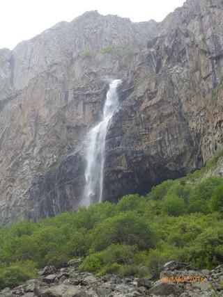 Фото — 60-метровый водопад в ущелье Сокулук