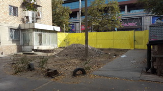 Во дворе дома №133 ул.Киевской спилили молодые деревья и завезли гравий (фото)