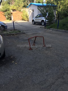 Некоторые жильцы ул.Ибраимова во дворах установили ограждения для парковки (фото)