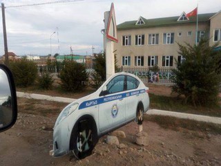 В целях предотвращения ДТП на трассе на Иссык-Куле возле школы установили макет патрульной машины , - читатель (фото)