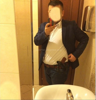 Пользователь Instagram, представляющийся советником министра ВД, выкладывает фото тонированных авто и позирует с пистолетом, - читатель (фото)