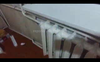 В доме №2 в 4-мкр с крыши течет вода, - читатель (видео)