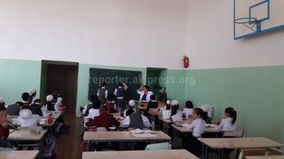 В одной из школ в селе Пригородное из-за нехватки кабинетов дети учатся в спортзале <i>(фото, видео)</i>