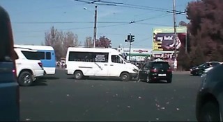 Видео — На перекрестке Шабдан баатыра-Чуй столкнулись пассажирский бус и легковое авто